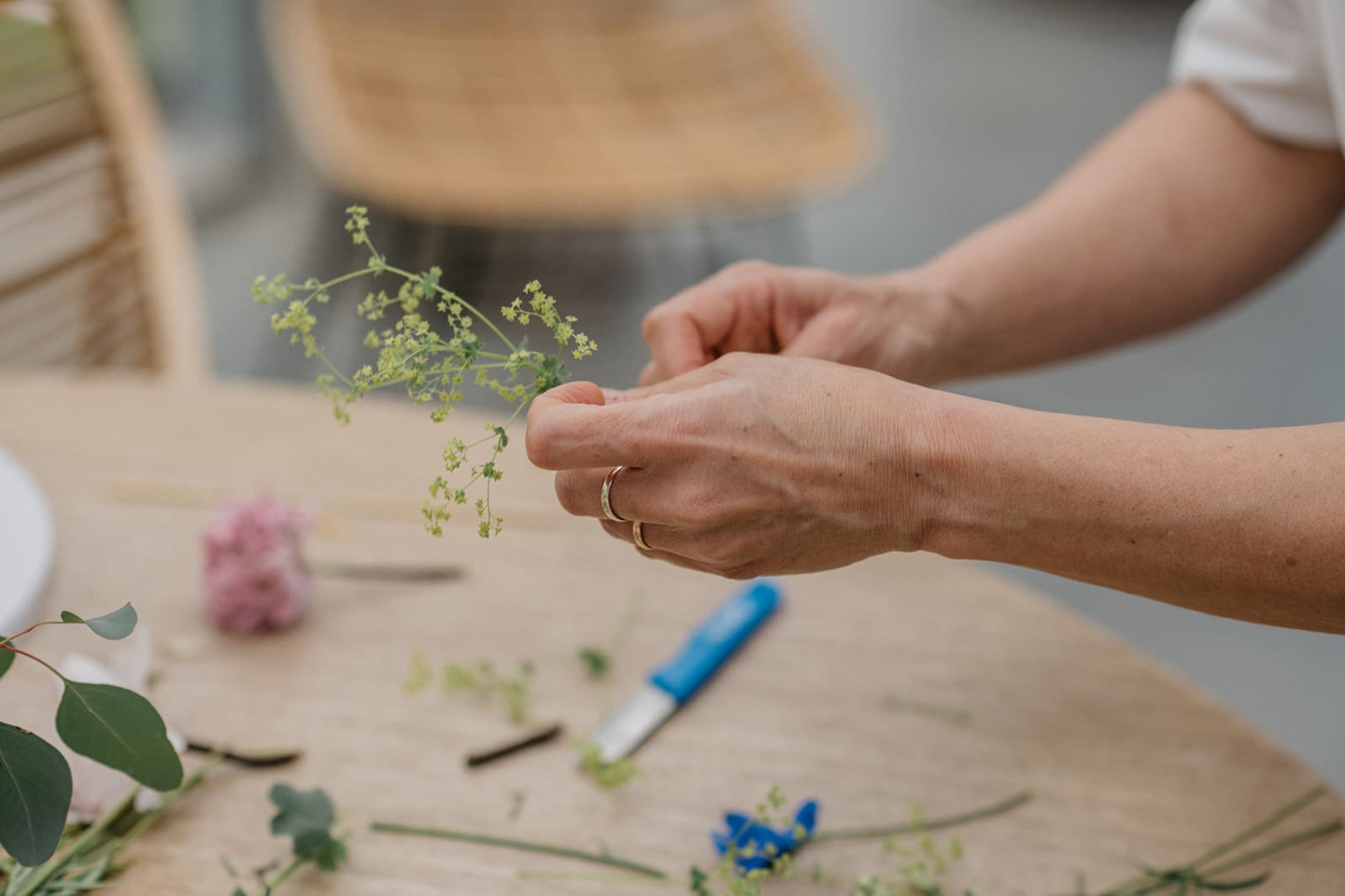 Maria von Wir Machen Cupkakes schneidet präzise Blumen für die Torte.